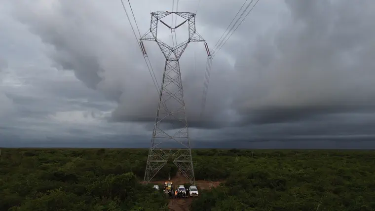 Linha de transmissão na caatinga.