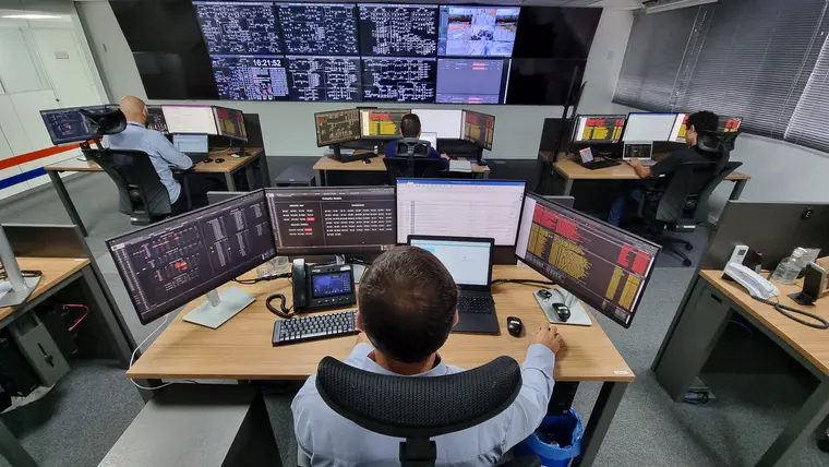 Centro de Operações do Sistema: equipe em turno acompanhando os ativos.