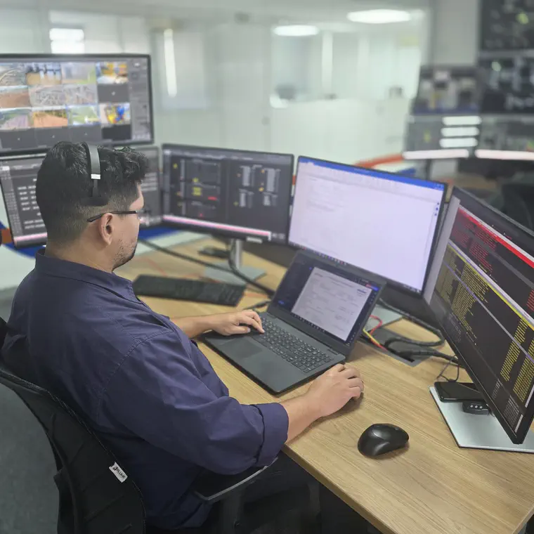 Operadores em turno no Centro de Operações.