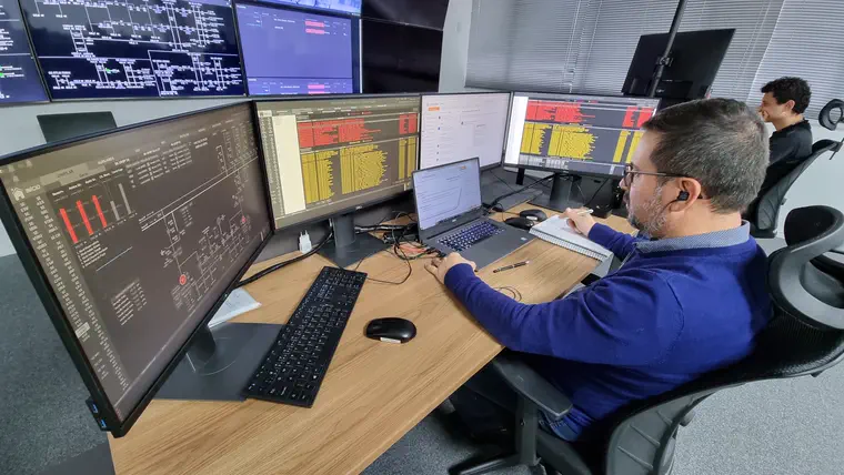 Posto de operação com supervisão simultânea de vários ativos.