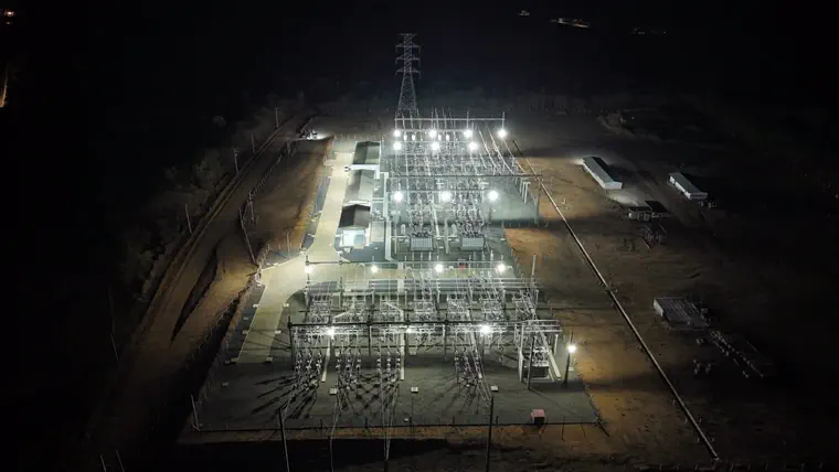 Subestação em operação durante a noite.