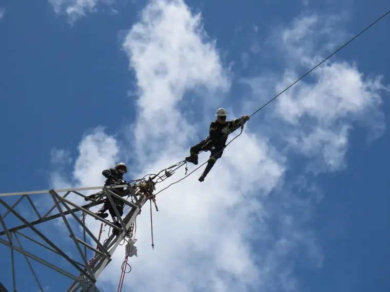 Trabalho em altura sobre cabo para-raios.