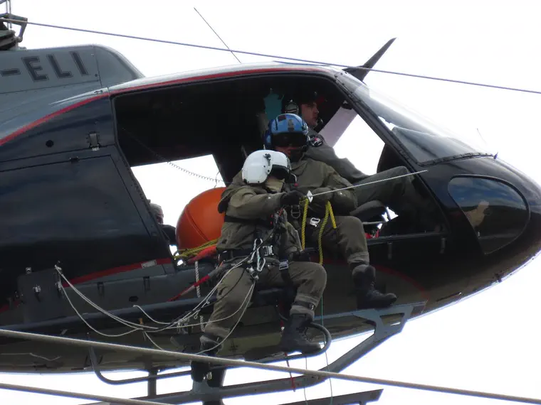 Instalação de esfera de sinalização com apoio de helicóptero.