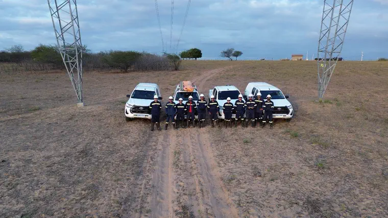 Equipe de manutenção mobilizada em campo.