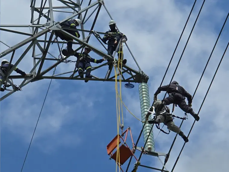 Instrução prática de linha viva na LT STCA 500 kV, torre 45.