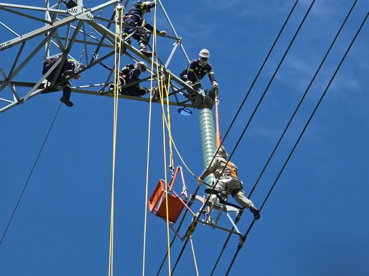 Manutenção em linha energizada na LT STCA 500 kV, torre 45.