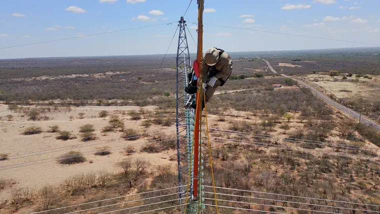 Treinamento prático de linha viva na LT 500 kV ACT-JCT, torre 124, Rio Grande do Norte.
