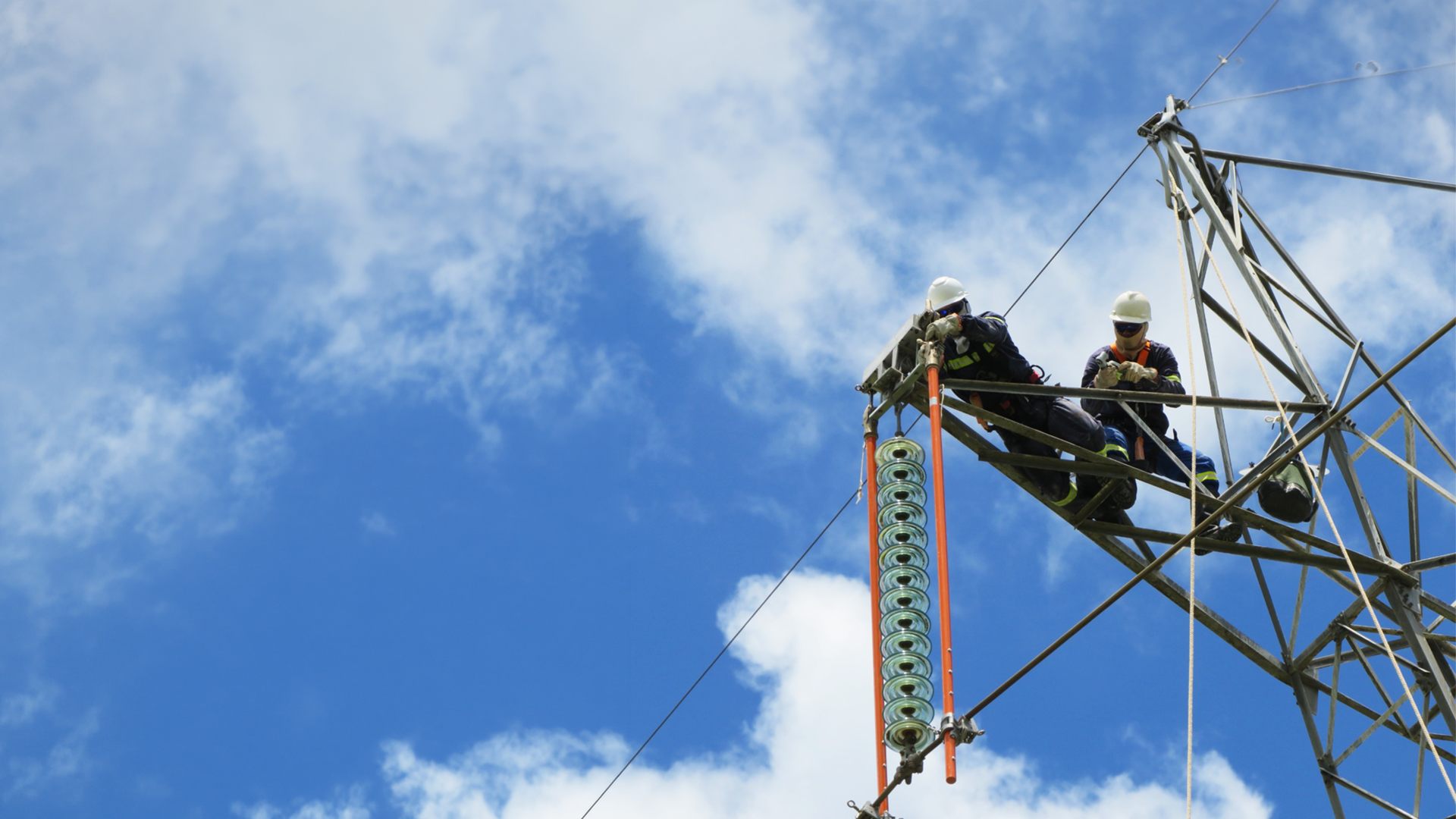 Manutenção em linha viva em torre de transmissão